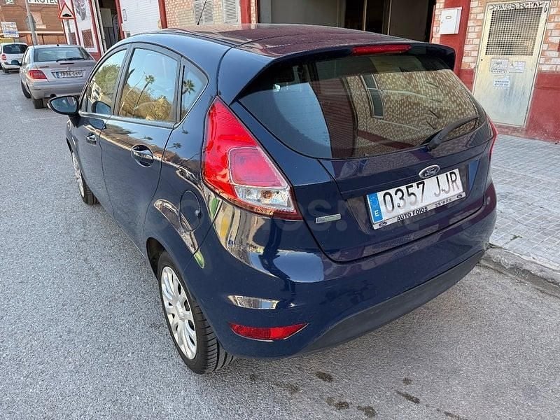 Usado Ford Fiesta Trend 100 CV (73 kW) 2015 Azul Berlina