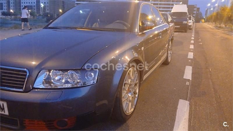 Usado Audi A4 130 CV (95 kW) 2002 Azul Berlina