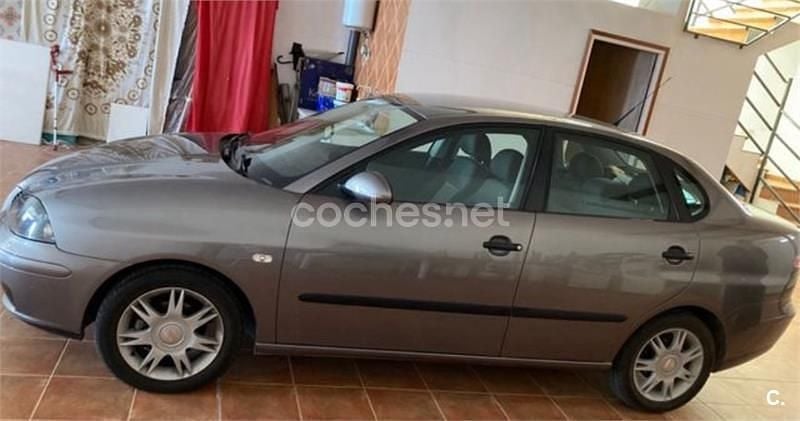 Gris / plata Usado 2005 Seat Cordoba Berlina | 2700 € (Precio justo) - Imagen 1/3