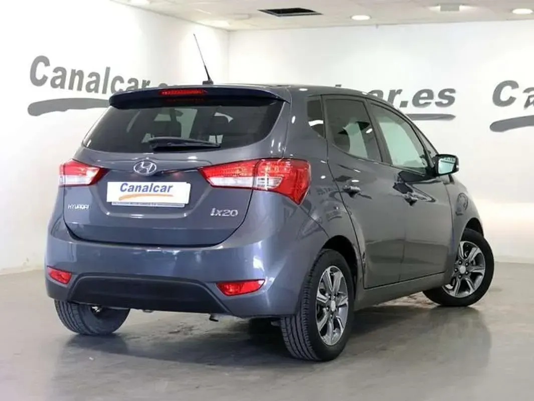 Usado Hyundai ix20 90 CV (66 kW) 2016 Plateado Utilitario