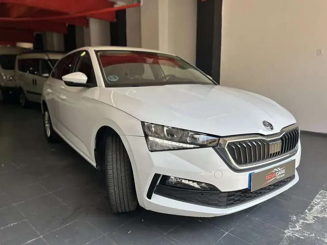 Usado Skoda Scala Active 110 CV (80 kW) 2021 Blanco Utilitario