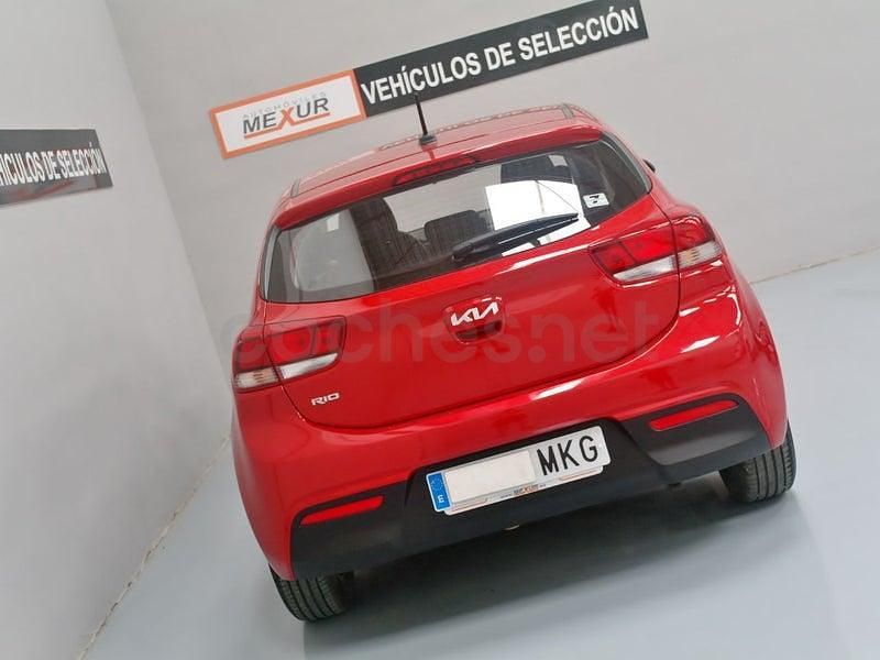 Usado Kia Rio 84 CV (61 kW) 2023 Granate Berlina