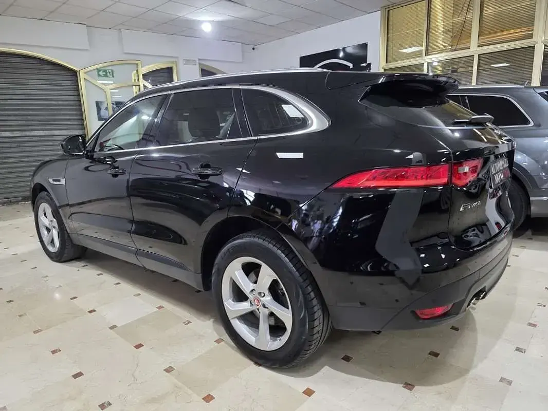 Käytetty Jaguar F-Pace Prestige 179 HP (131 kW) 2019 Musta Katumaasturi