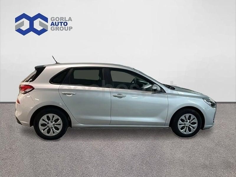 Usado Hyundai i30 120 CV (88 kW) 2017 Gris / plata Berlina