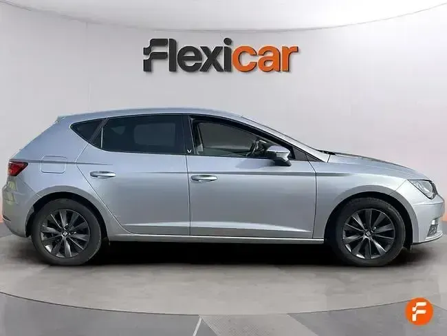 Usado Seat Leon Style 130 CV (95 kW) 2020 Gris Familiar