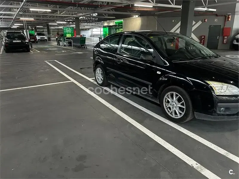 Usado Ford Focus Trend 100 CV (73 kW) 2006 Negro Berlina