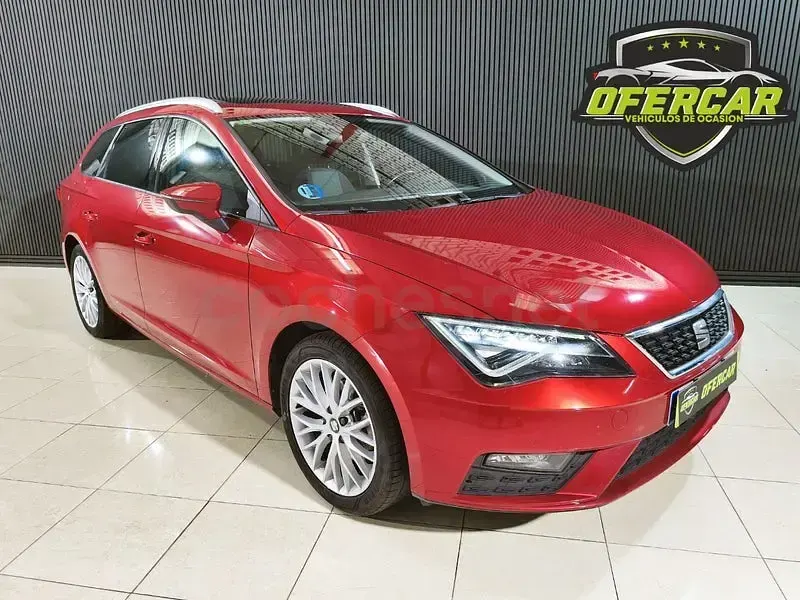 Usado Seat Leon Style 110 CV (80 kW) 2018 Rojo Familiar