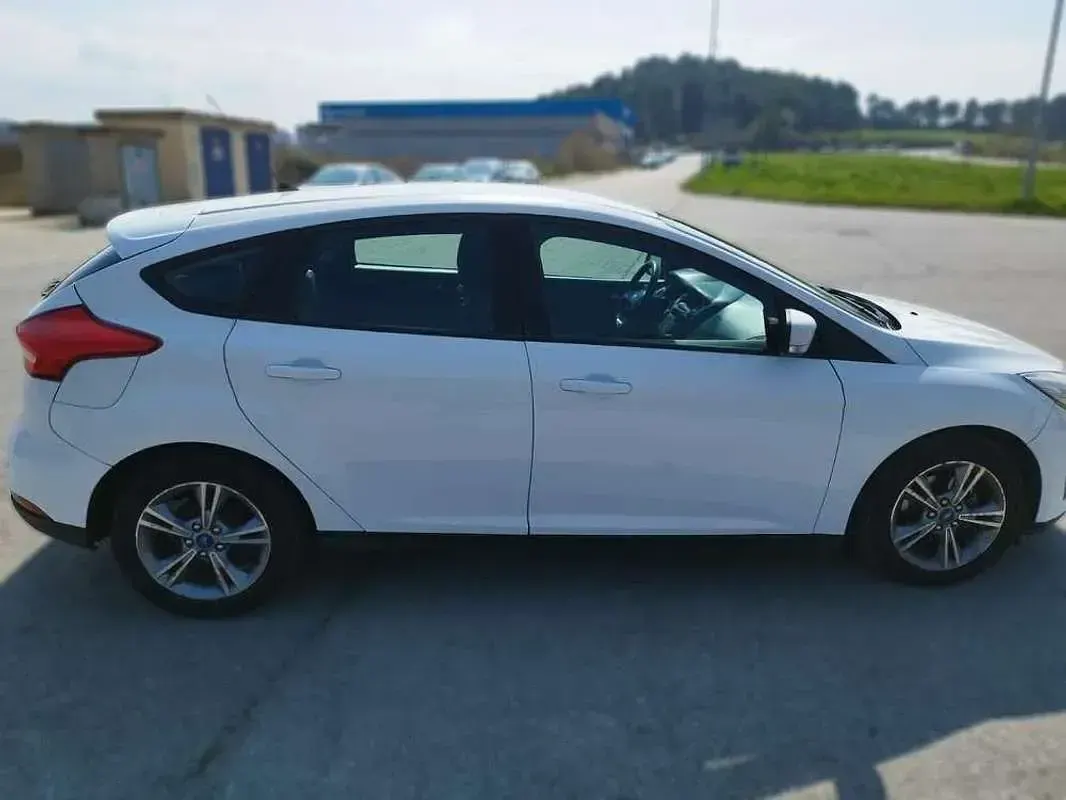 Begagnad Ford Focus Trend 90 HK (66 kW) 2015 Vit Halvkombi
