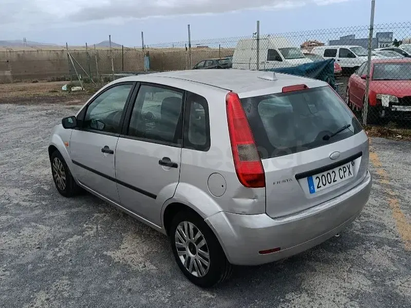 Usado Ford Fiesta Ambiente 70 CV (51 kW) 2003 Gris / plata Utilitario