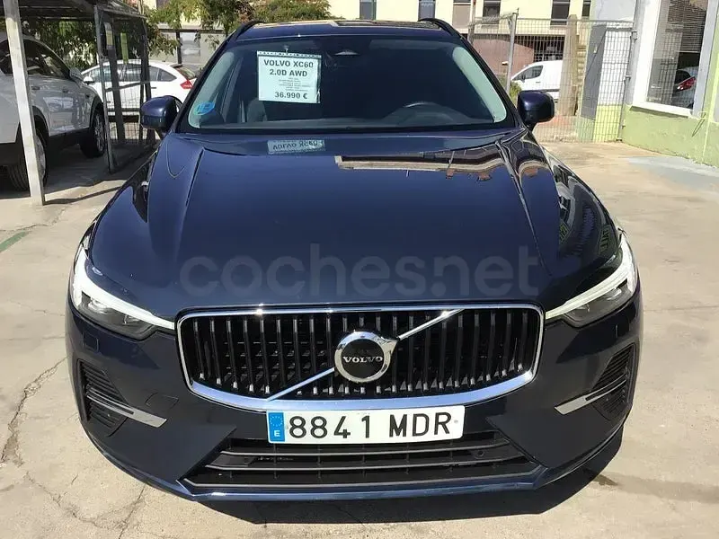 Usado Volvo XC60 Kinetic 181 CV (133 kW) 2023 Gris / plata SUV