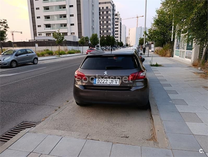 Usado Peugeot 308 GT-line 130 CV (95 kW) 2015 Gris / plata Berlina