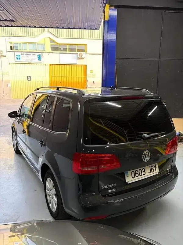Usado VW Touran Advance 105 CV (77 kW) 2015 Gris Monovolumen