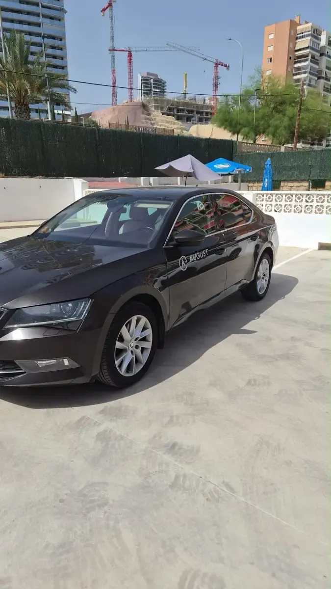Usado Skoda Superb Ambition 190 CV (139 kW) 2019 Negro metalico Berlina