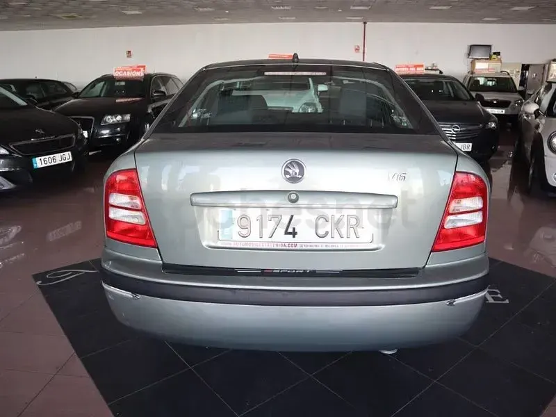 Usado Skoda Octavia Ambiente 102 CV (75 kW) 2004 Verde Berlina