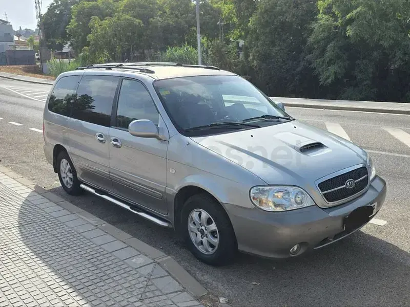 Usado Kia Carnival LX 144 CV (105 kW) 2006 Gris / plata Monovolumen