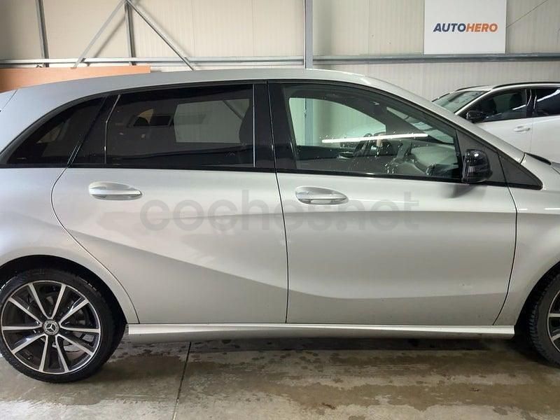 Usado Mercedes B200 136 CV (100 kW) 2019 Gris / plata Monovolumen