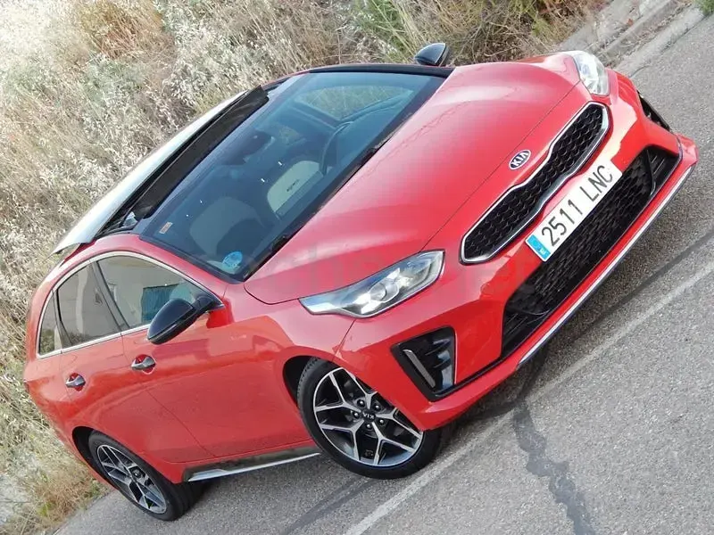 Usado Kia ProCeed GT-Line 136 CV (100 kW) 2021 Rojo Familiar