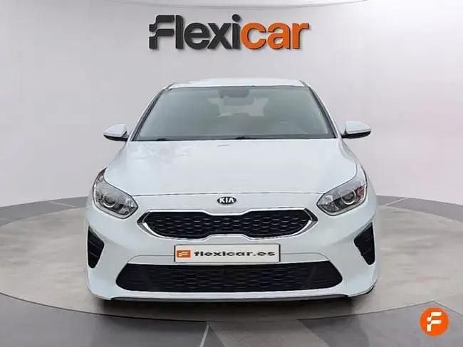 Begagnad Kia Ceed Plus 100 HK (73 kW) 2018 Vit Halvkombi