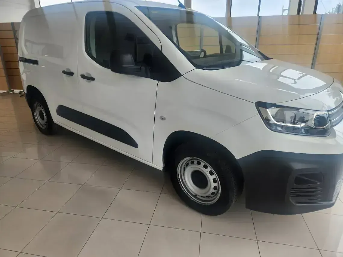 Käytetty Citroën Berlingo Business Class 102 HP (75 kW) 2022 Valkoinen Tila-auto