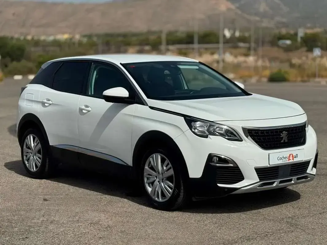 Usado Peugeot 3008 Allure 120 CV (88 kW) 2017 Blanco SUV
