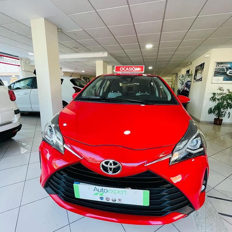 Usado Toyota Yaris Active 70 CV (51 kW) 2017 Rojo