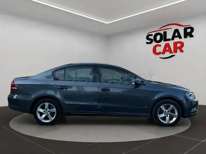 Usado VW Passat Advance 105 CV (77 kW) 2013 Gris / plata Berlina