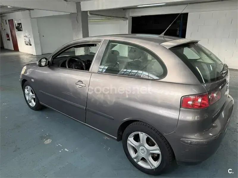 Usado Seat Ibiza 100 CV (73 kW) 2005 Gris / plata Utilitario
