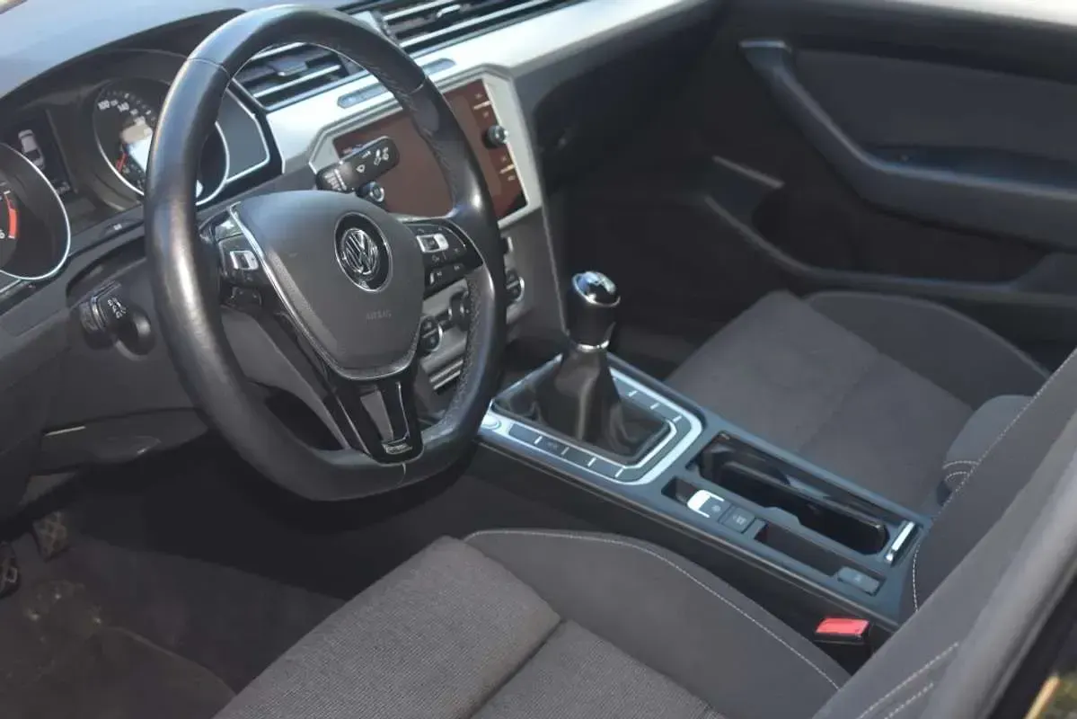 Usado VW Passat Advance 150 CV (110 kW) 2018 Negro Berlina