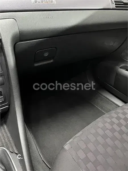 Usado Audi A6 150 CV (110 kW) 2004 Gris / plata Berlina