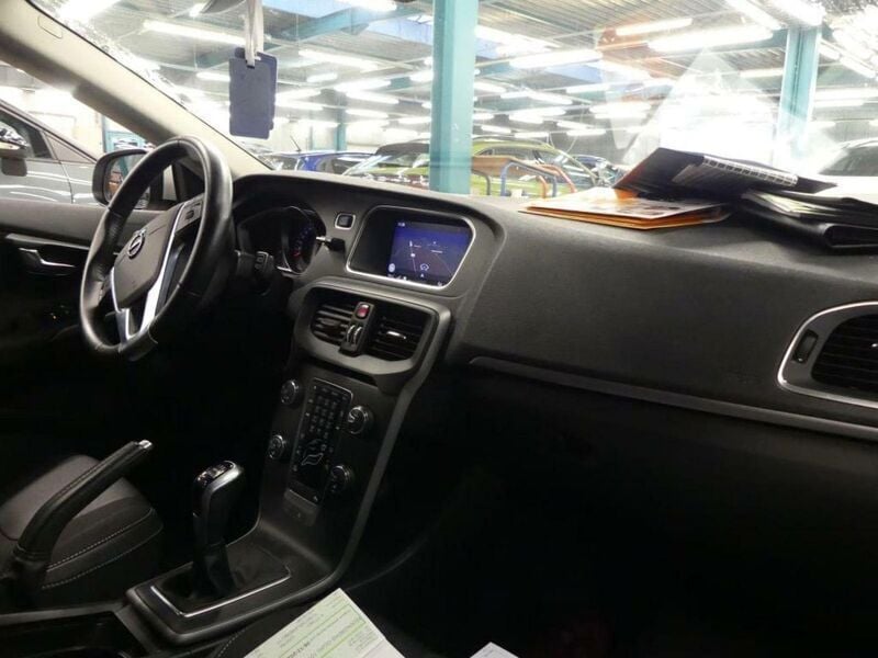 Usado Volvo V40 Momentum 120 CV (88 kW) 2018 Gris Familiar