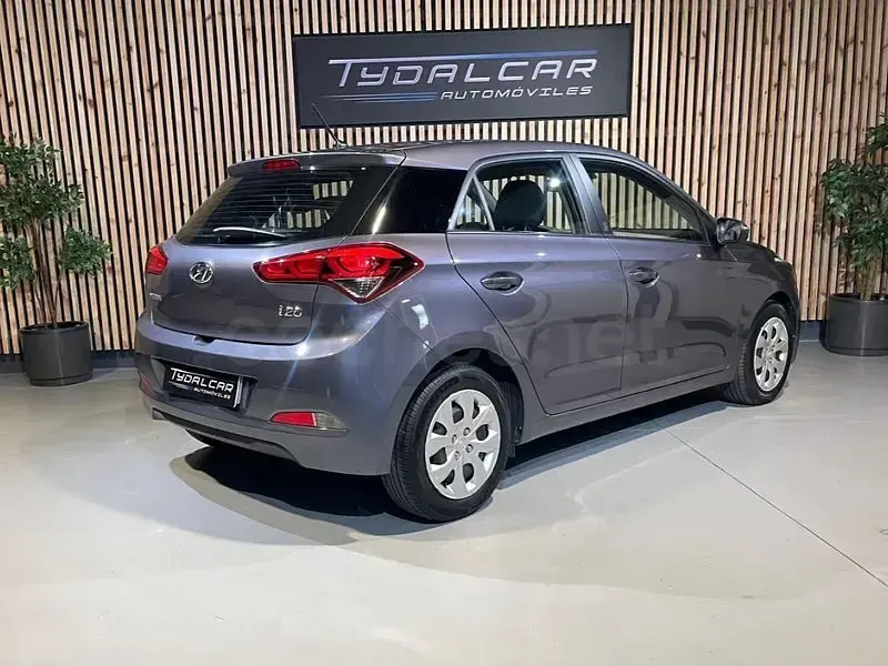 Usado Hyundai i20 90 CV (66 kW) 2016 Gris / plata Berlina