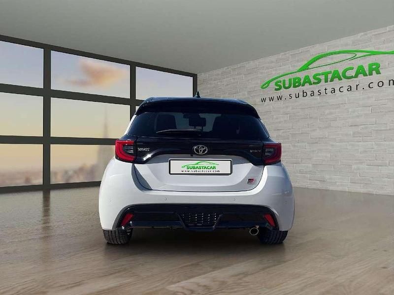 Usado Toyota Yaris Hybrid Plus 131 CV (96 kW) 2024 Gris Utilitario