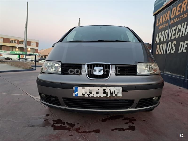 Usado Seat Alhambra Style 140 CV (102 kW) 2010 Marrón Monovolumen