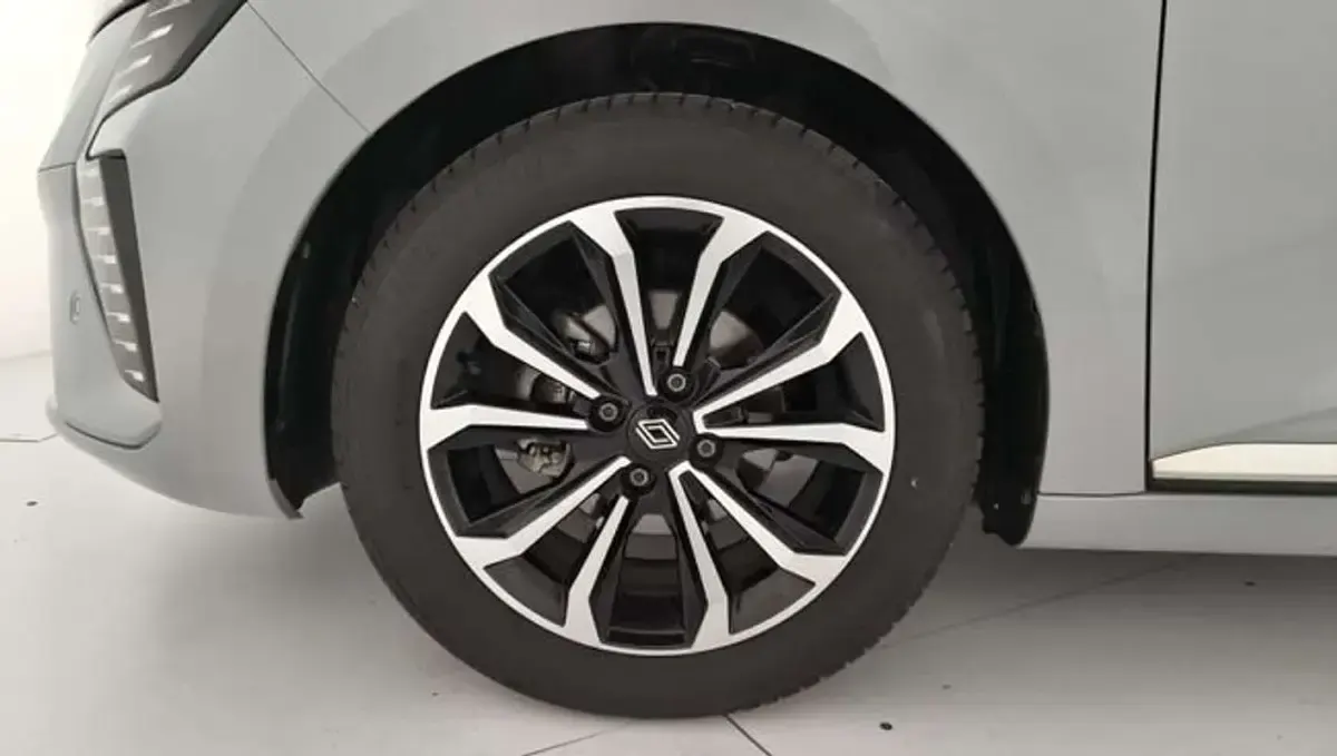 Usado Renault Clio Techno 101 CV (74 kW) 2025 Gris Utilitario
