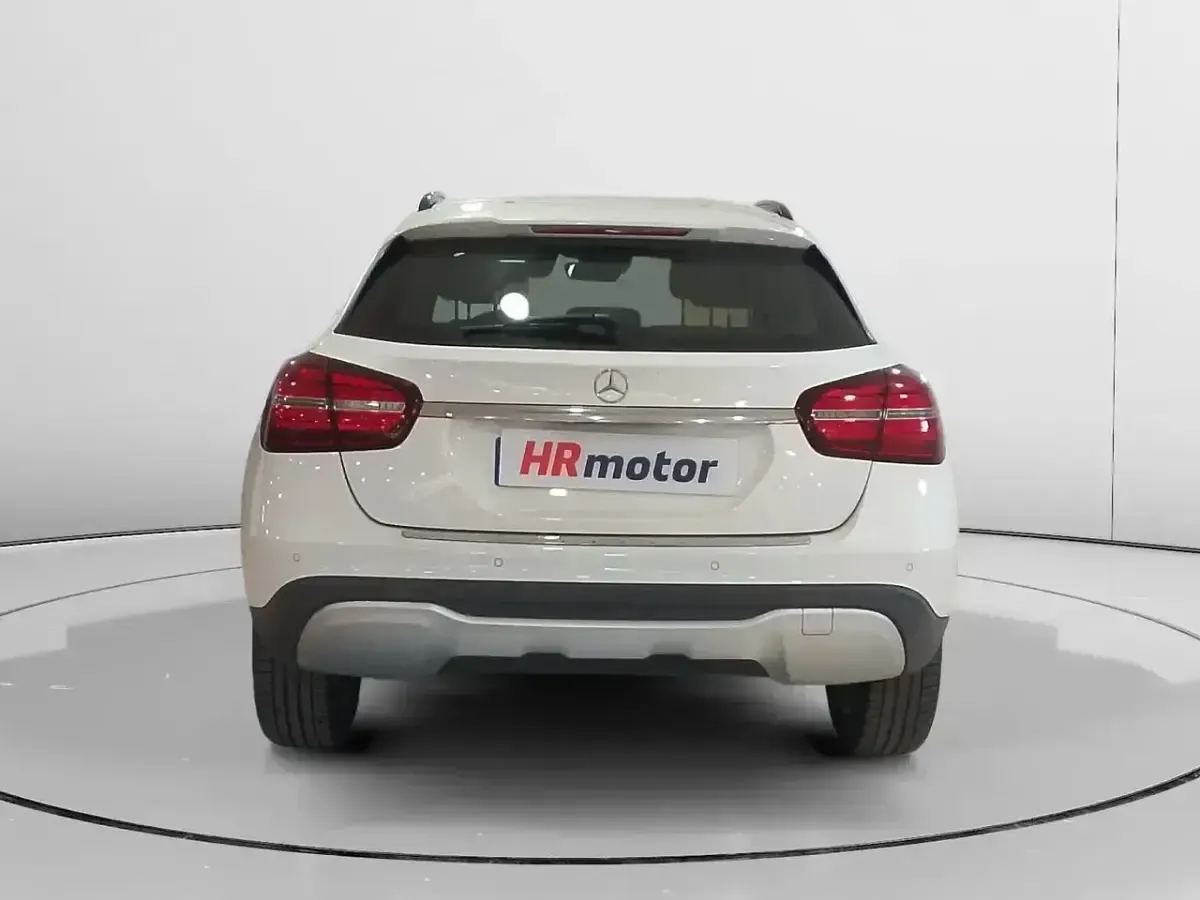 Käytetty Mercedes GLA180 122 HP (89 kW) 2017 Valkoinen Katumaasturi