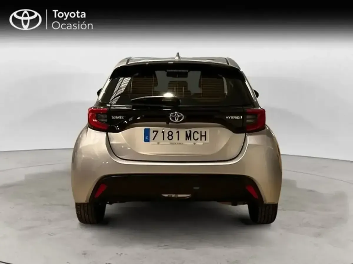 Usado Toyota Yaris Hybrid Active 116 CV (85 kW) 2022 Gris Berlina