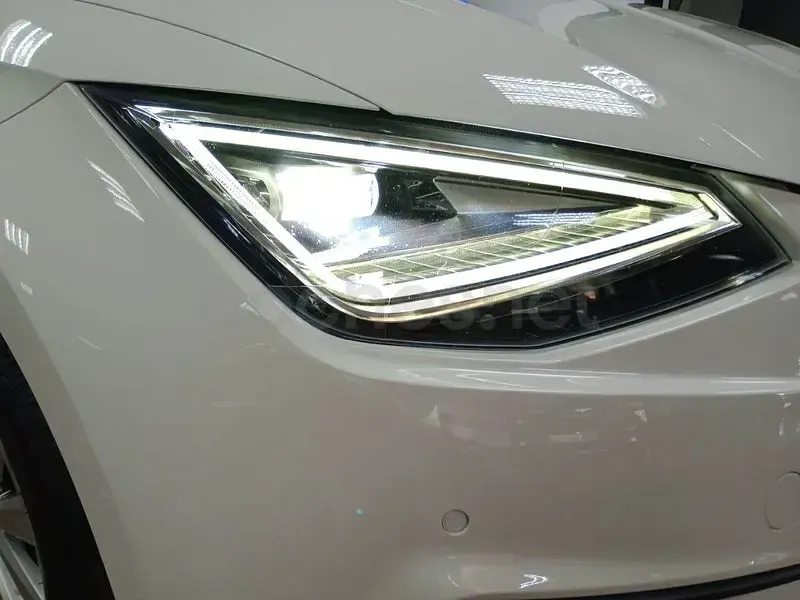 Usado Seat Ibiza Style Plus 110 CV (80 kW) 2022 Blanco Utilitario