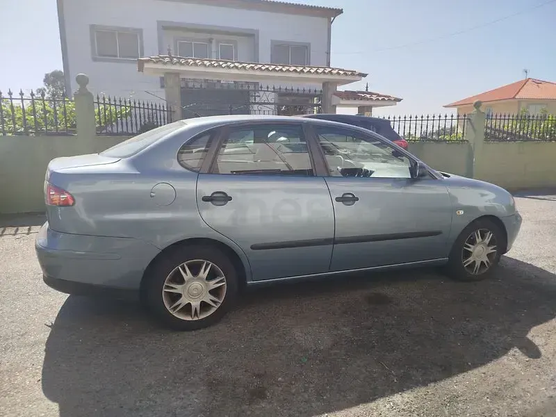 Usado Seat Cordoba Reference 100 CV (73 kW) 2005 Gris / plata Berlina