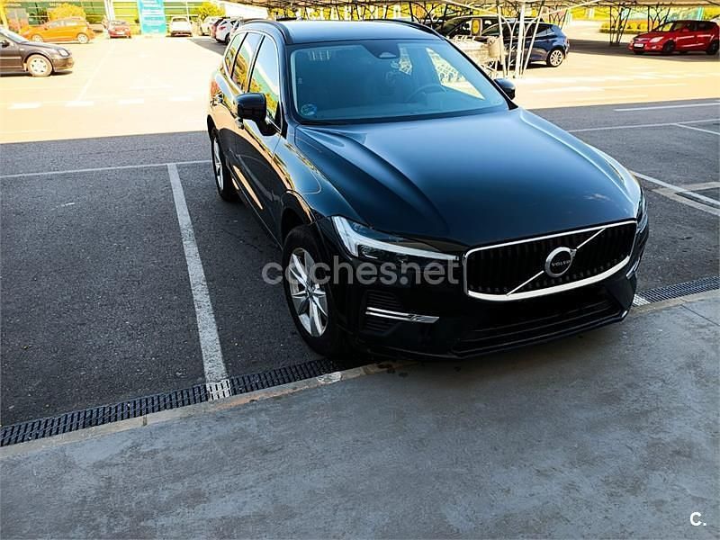 Käytetty Volvo XC60 Core 197 HP (144 kW) 2022 Musta Katumaasturi
