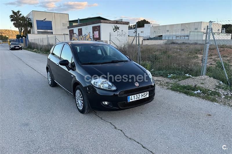 Usado Fiat Punto Pop 75 CV (55 kW) 2013 Negro Utilitario
