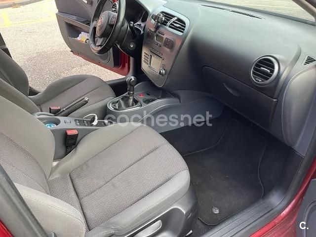 Usado Seat Leon Stylance 105 CV (77 kW) 2007 Granate Utilitario