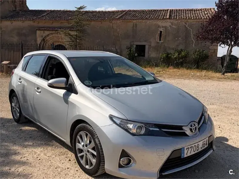 Usado Toyota Auris Advance 124 CV (91 kW) 2014 Blanco Berlina