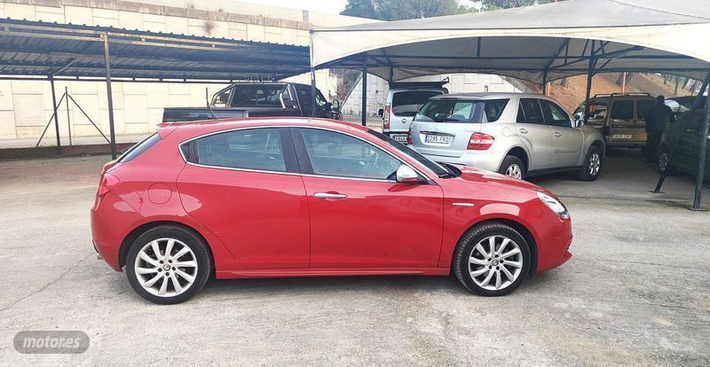 Usado Alfa Romeo Giulietta 140 CV (102 kW) 2012 Rojo Utilitario