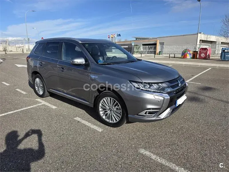 Usado Mitsubishi Outlander P-HEV 224 CV (164 kW) 2019 Gris / plata SUV