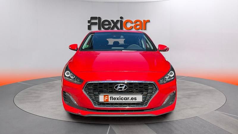 Käytetty Hyundai i30 120 HP (88 kW) 2019 Punainen Sedan