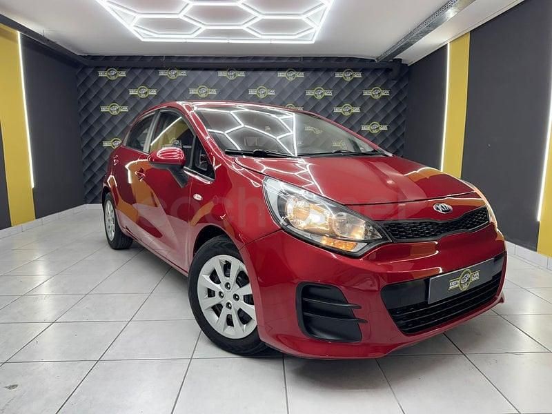 Usado Kia Rio 84 CV (61 kW) 2016 Granate Utilitario