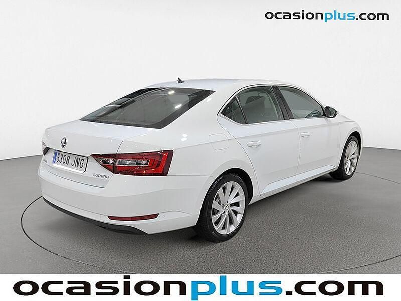Usado Skoda Superb Style 150 CV (110 kW) 2016 Blanco Berlina