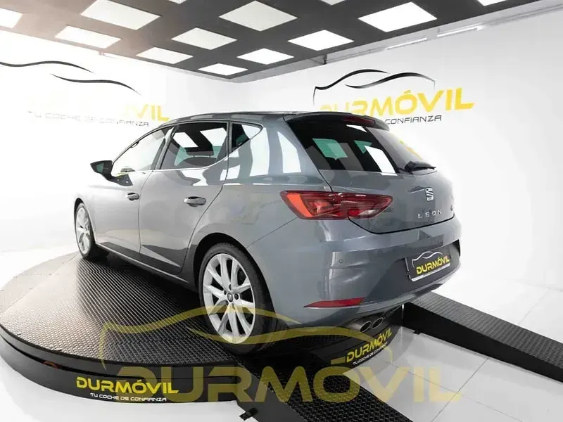 Usado Seat Leon FR 150 CV (110 kW) 2017 Gris / plata Berlina