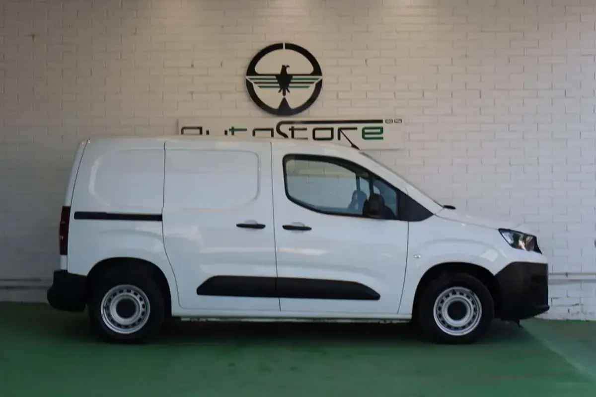 Usado Peugeot Partner Premium 98 CV (72 kW) 2022 Blanco Monovolumen