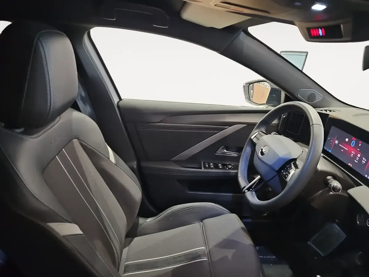 Usado Opel Astra 180 CV (132 kW) 2025 Amarillo Utilitario